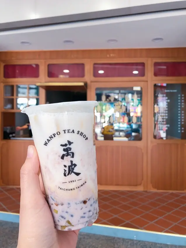 | 高雄美食 | 台中來的文青手搖飲/紅豆粉粿喝一次就圈粉/萬波島嶼紅茶Wanpo Tea Shop華榮店/菜單