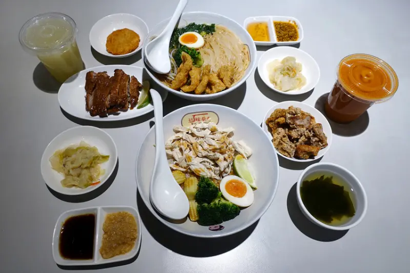 這味泰泰家樂福新店店，新店家樂福美食推薦，泰式拉麵、丼飯、乾拌拉麵、米線、泰式咖哩飯、泰式奶茶，可一人獨享的平價泰式料理