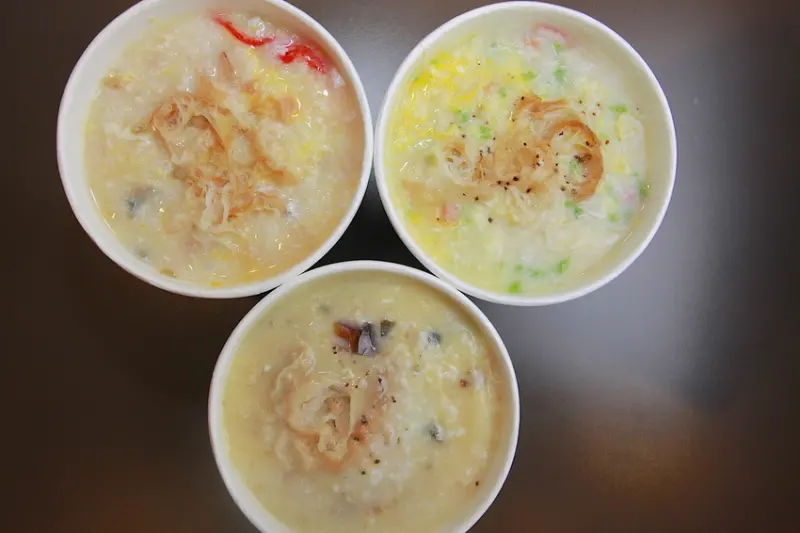 吃。高雄|岡山區。隱藏版美味の廣東粥，有賣高檔的鮑魚粥，僅提供外服務「時神廣東粥」。