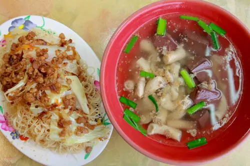 吃。台南|中西區。 與文南市場蔡豬血湯有淵源，台灣平民小吃「協進街豬血湯·炒米粉」。