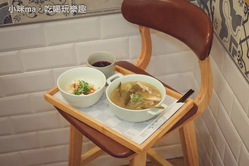 龍涎居 好湯 ▏龍涎居二代店永康街登場 一個人也可以喝到暖心雞湯。剝皮辣椒雞湯 / 海鮮醬拌麵 超美味SET 。捷運東門站