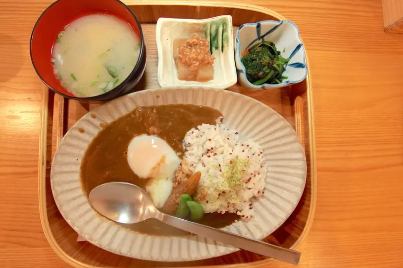 吃。高雄|鹽埕區。 復古日式氛圍小食堂，整體餐點美味定價合理範圍「粮心食堂」。