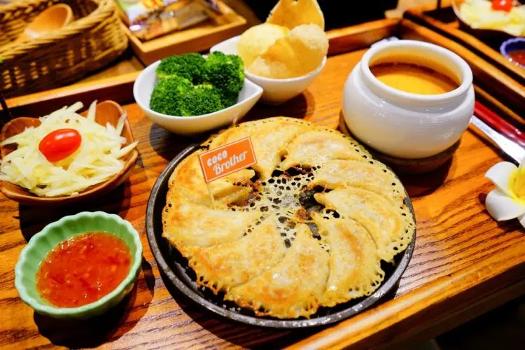 台北｜大直美食 老椰兄新泰式料理(ATT 4 Recharge) 泰式打拋豬冰花煎餃、南洋火鍋、泰國椰子冰推薦！