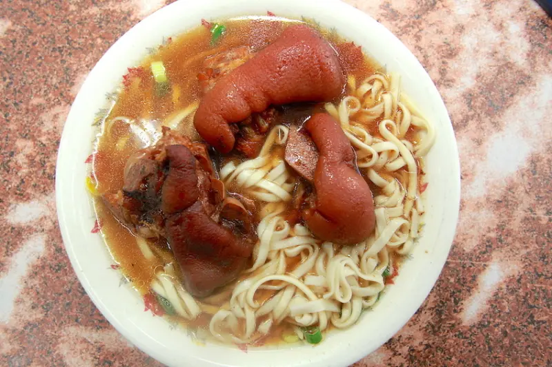 吃。高雄|岡山區。飄香近ㄧ甲子，古早味的豬腳麵，自製麵條，整體麵食呈現古早味「岡山公園豬腳麵·牛肉麵」。