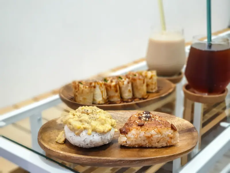 台北美食||沐沐家朝食-似家一般的溫暖，三杯雞手桿蛋餅搭配日式飯糰，中日混搭風||雙連捷運站美食、大同區