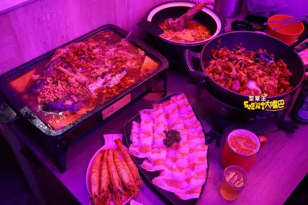 彰化市美食麻辣鍋》水貨炭火烤魚菜單價位大公開！免出國就能吃到來自大陸地道的烤魚火鍋～彰化市必吃美食小吃餐廳推薦。