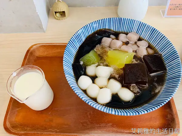 澎湃豆花龍岡店。料多實在銅板價。內用還可續豆花。桃園市中壢區