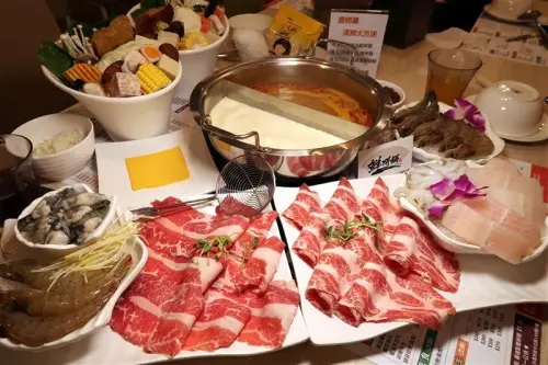 蘆洲火鍋 鮮開鍋鍋物 純鮮奶起司鍋不加價 海鮮超高水準 自助吧主食冰淇淋吃到飽~