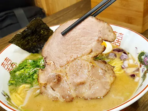 【五甲自強夜市】麵場小船 手作\拉麵\咖哩\丼飯 平價 無敵誘人的濃厚豚骨香氣