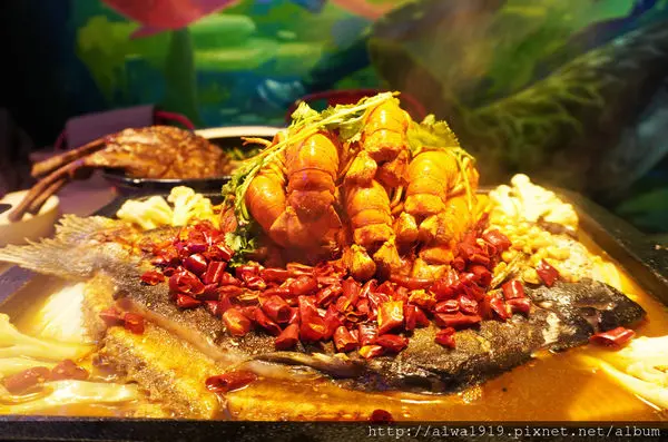 【新竹美食週記】水貨烤魚火鍋新竹店，麻辣過癮軟Q芙蓉魚，霸氣外露的熊掌麻辣臉盆麵