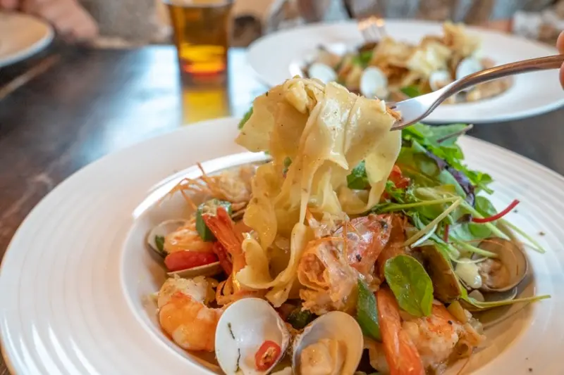 金瓜石 About Cafe｜寬哥咖啡隱藏在水㓓洞山中，鮮味十足義大利麵，黃金瀑布周邊咖啡廳 · 算命的說我很愛吃