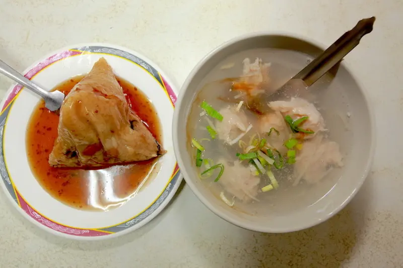 吃。台南|東區。隱藏在巷弄裡 ，飄香進40年歷史，整體口感美味定價稍微偏貴「佳味鮮旗魚羹」。