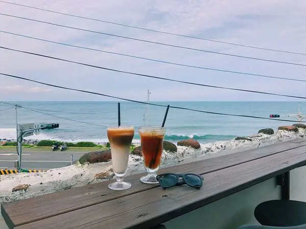 │食記│金山/金山跳石沒有名字的咖啡店🌊眺望海！發呆喝咖啡