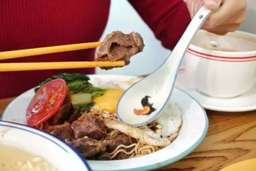 【桃園｜內壢美食】永芯茶餐廳｜濃濃港味擋不住！道地的茶檔小店，外酥內軟港仔餅 / 中壢港式推薦
