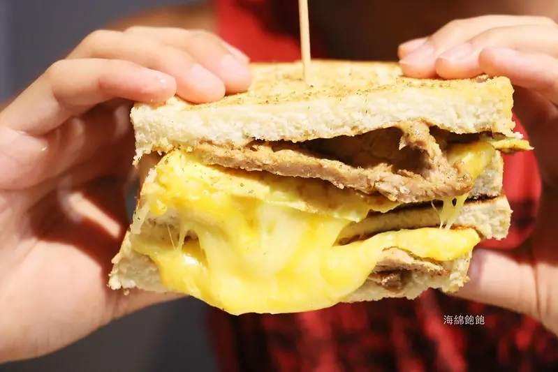 萬華美食/早午餐『日初 Moni Cafe』300%起司豬里肌三明治，薯泥乳酪捲蛋餅，菜單價位，台北艋舺老街一日遊(捷運龍山寺站)