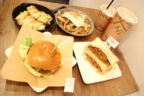 萬華區早午餐推薦｜日初 Moni Café早午食堂｜裝潢走日式文青風｜服務親切｜餐點美味｜豬排炸雞溫體製作｜漢堡及蛋餅工廠特製