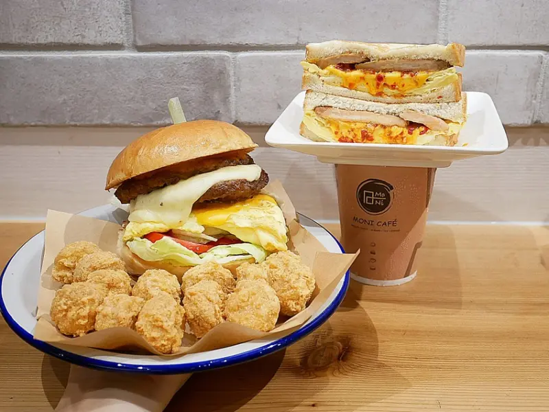 台北萬華早午餐， 特色辣味肉蛋吐司掛著紅通通起司海，內用有插座還不限時-日初Moni Café