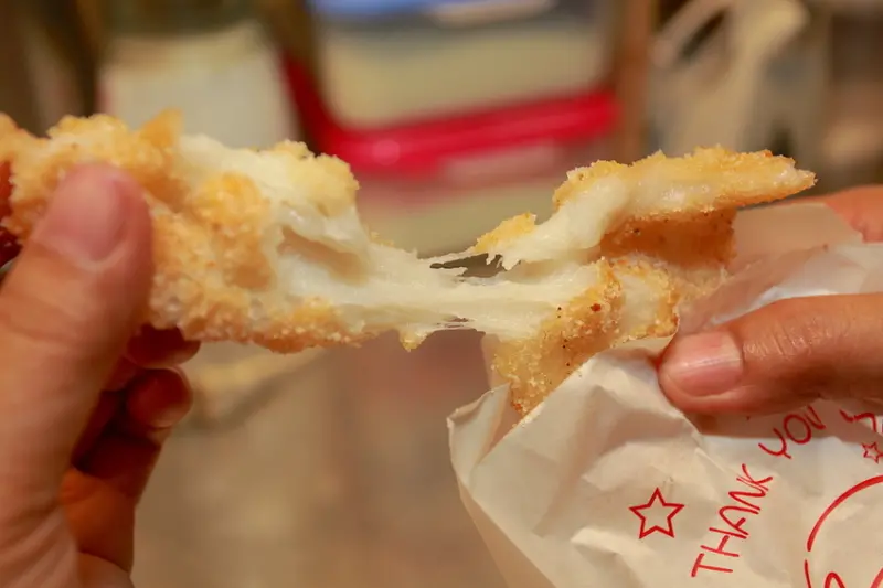 吃。高雄|楠梓區|隱藏在右昌街裡面，古早味的炸物，美味の白糖粿、芋頭餅及菜頭粿「古早味」。