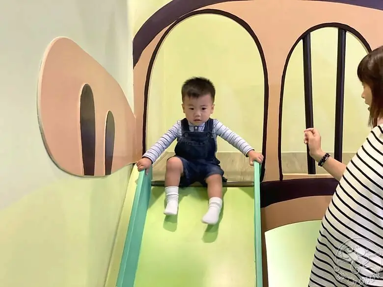 花蓮市區 平價親子住宿【中山330溜滑梯民宿】每間房都有溜滑梯與木質廚房組，房間就是兒童遊樂場！鄰近車站與東大門夜市、炸彈蔥油餅，覓食好方便！