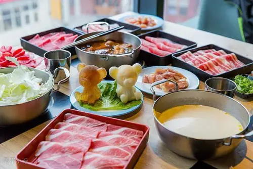 桃園站前ATT筷時尚美食-鬥牛士二鍋再掀火鍋熱潮！可愛小熊在火鍋裡泡澡超可愛～霸氣大仙肉盤仍舊氣勢十足！（邀約）