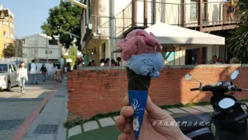 甜月亮。絢麗顏色好吸睛。吃起來保有水果的滋味之外顏色也是一大亮點