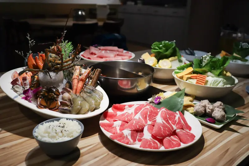 (民權西路捷運站)中山區火鍋-新開幕文青風火鍋店汆食 作伙鍋,特色湯底真的很厲害,一個人也可以享受鴛鴦鍋,親子友善餐廳,附設兒童遊戲區