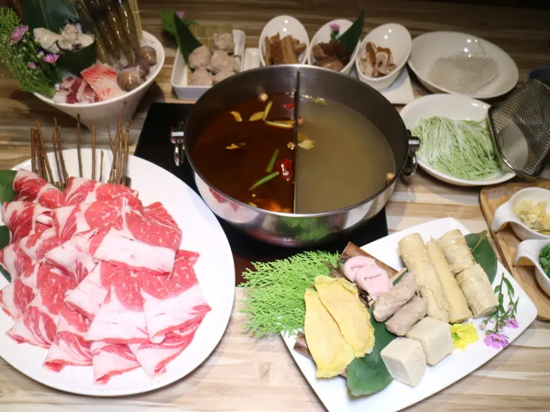 【台北中山區】中山區火鍋推薦『汆食作伙鍋 』平日午餐雙人套餐只要$988元就能品嚐海陸全餐/附設兒童遊戲間/捷運民權西路站