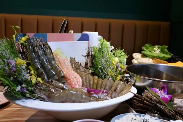 中山區火鍋-汆食 作伙鍋.獨特風味金黃雞湯鍋/肥美鮮甜蝦蝦拼盤.台北麻辣鍋.文青風火鍋.親子友善餐廳.附設遊戲區.近民權西路捷運