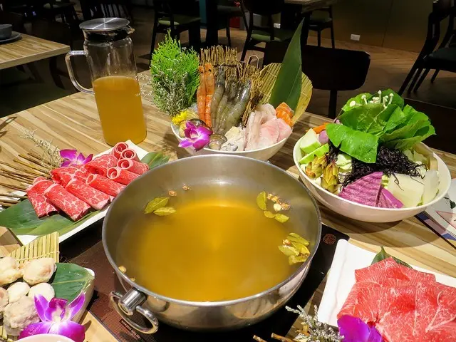 【台北中山火鍋】汆食 作伙鍋，超豐盛海鮮拼盤多達7種海鮮/金華雞湯入口溫潤清甜，還有設置兒童遊戲區!(近捷運民權西路站)