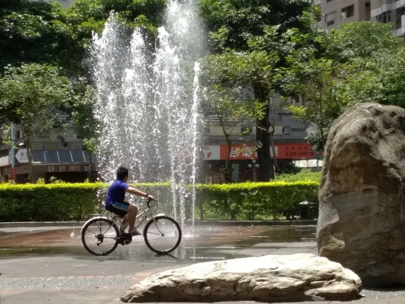 中壢休憩景點[六和兒童公園]午後整點有水舞秀30分鐘