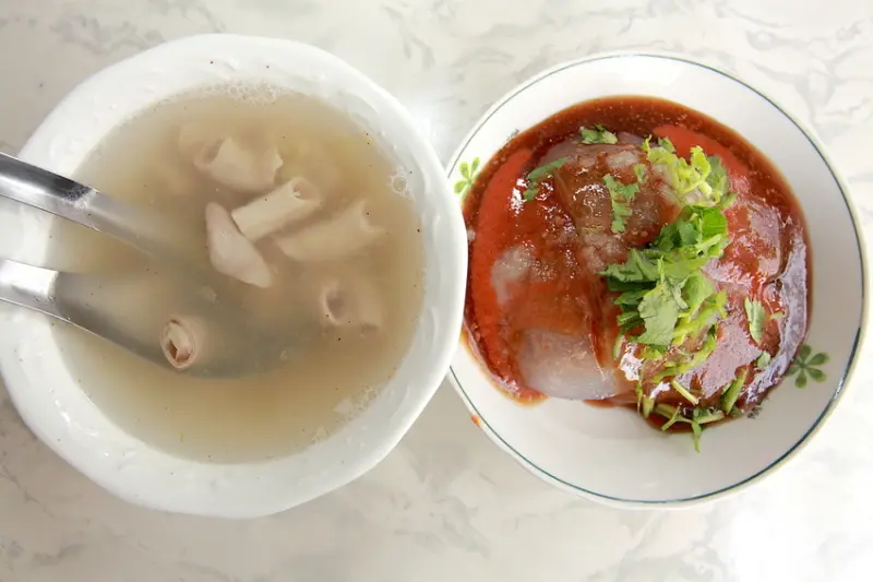 吃。高雄|岡山區。隱藏在岡山市場，超過30年的在地美食，古早味の肉圓「惠興肉圓」。