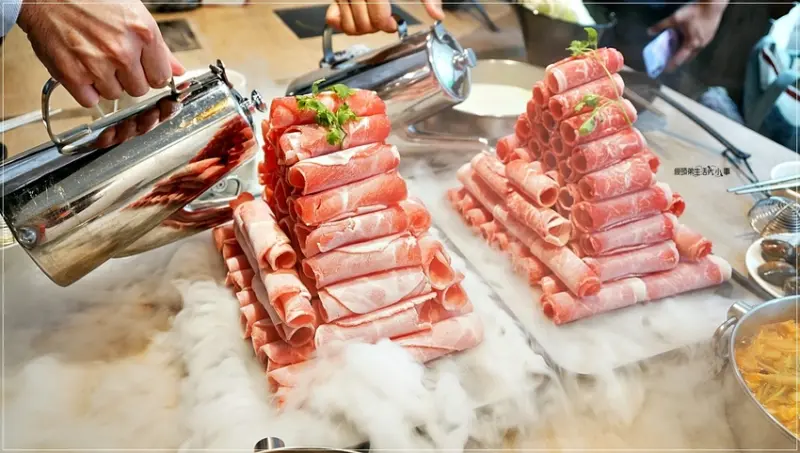 【中和美食】肉老大頂級肉品涮涮鍋／100盎司雲霧豬牛雙塔讓你吃過癮，搭配上泰式青醬超清爽，Q彈果凍鴨血可無限續點