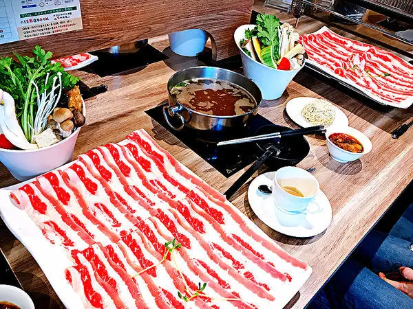 ||吃。台北|| 肉老大頂級肉品涮涮鍋 完全可以再訪的好吃又大盤肉