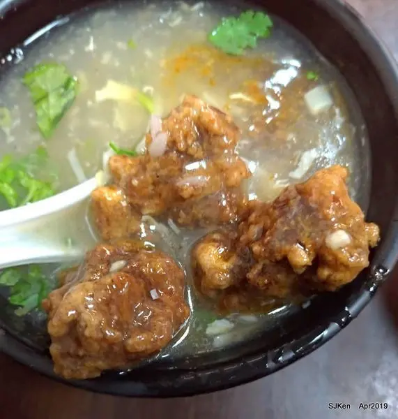 (台北捷運板南線台北車站華陰街周邊美食)「福珍排骨酥麵」---華陰街人氣鼎盛老字號，排骨酥湯與滷肉飯小吃平價又美味。