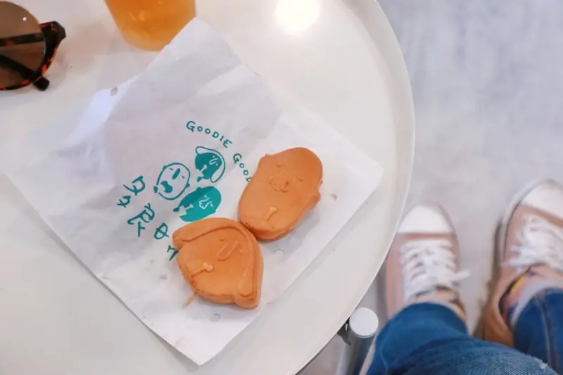 【高雄IG打卡美食】多良日常，繽紛可愛的童趣飲料店，喝茶配雞蛋糕正是下午茶的小確幸啊！/高雄左營