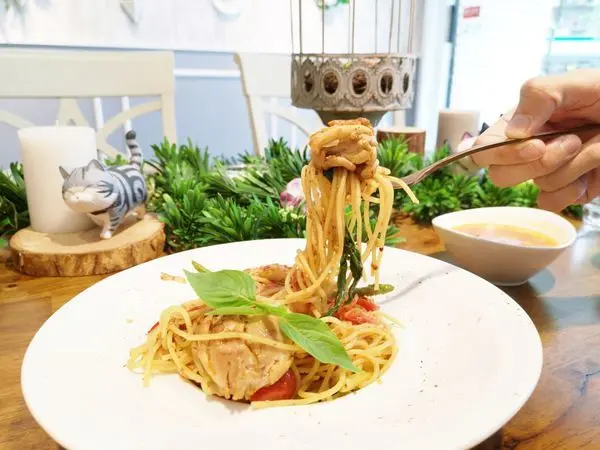 【美食】台北松山「夏綠地咖啡Charlotte Cafe」中山國中站松山下午茶推薦，手作米鬆餅/義大利麵/各類飲品!