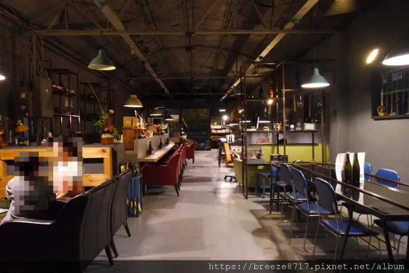 鉄工所咖啡 Metal Q CAFÉ｜光暈美深夜咖啡館【台中市】