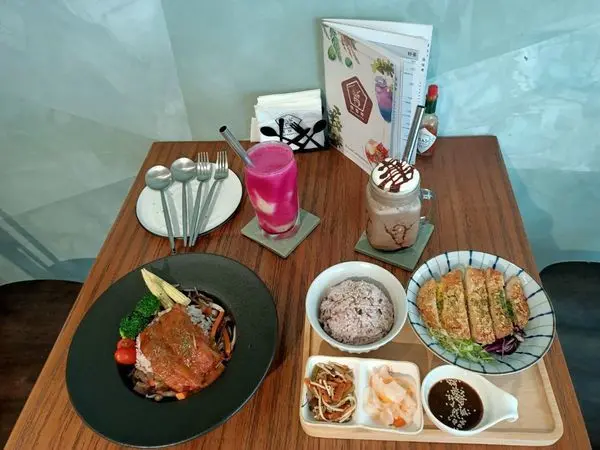 "捷運永安市場美食餐廳推薦"夢幻悠閒的用餐環境與美味！中和打卡網美餐廳-伍伍零550 - 咖啡與餐