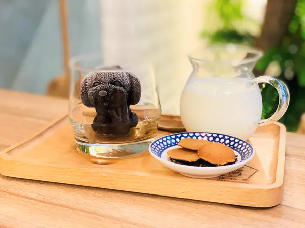 【新北美食￭中和區】伍伍零-Garage550 中和店 x 狗狗牛奶浴，濃郁好喝又療癒、綠意盎然的環境，放鬆愜意心很靜║ 新北美食推薦、中和美食推薦、永安市場美食