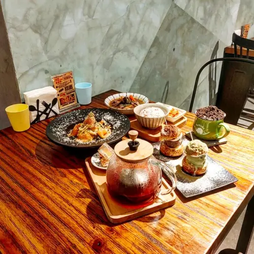 New Taipei, Taiwan 伍伍零-Garage550 中和店/ 如森林般的用餐環境實在是讓人好放鬆❤️吸附了白醬和明太子的義大利麵，大人感十足，完全不會甜膩膩，滿滿的高級感的雙餡泡芙😳