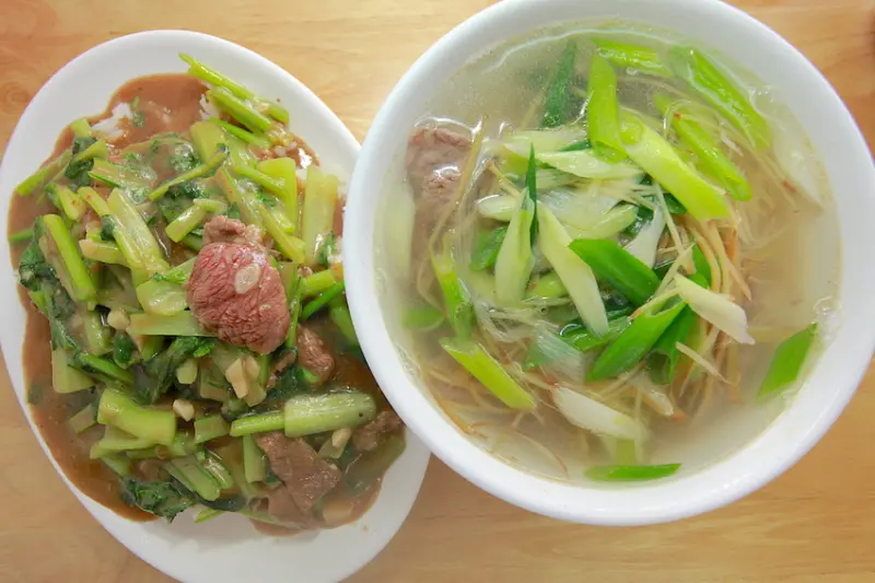 吃。高雄|岡山區。 岡山在地知名牛肉麵店，獨特の薑絲牛肉麵，值得樂天小高推薦給您品嚐「正宗老夫子牛肉麵」。