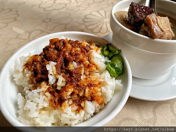 【台南白河美食】台灣白河萬里長城御膳房。觀光景點內的美食店家餐點也可以很美味，大推醬燒雞腿飯、米血麻油雞！