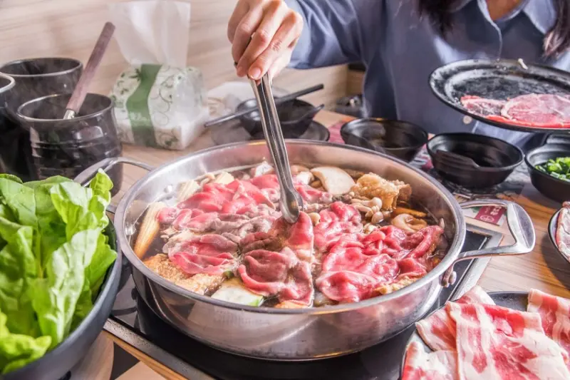 [桃園市]桃園吃到飽推薦，壽喜燒吃到飽！399元起就讓你肉肉吃好吃滿！三本亭壽喜燒 - 大手牽小手。玩樂趣