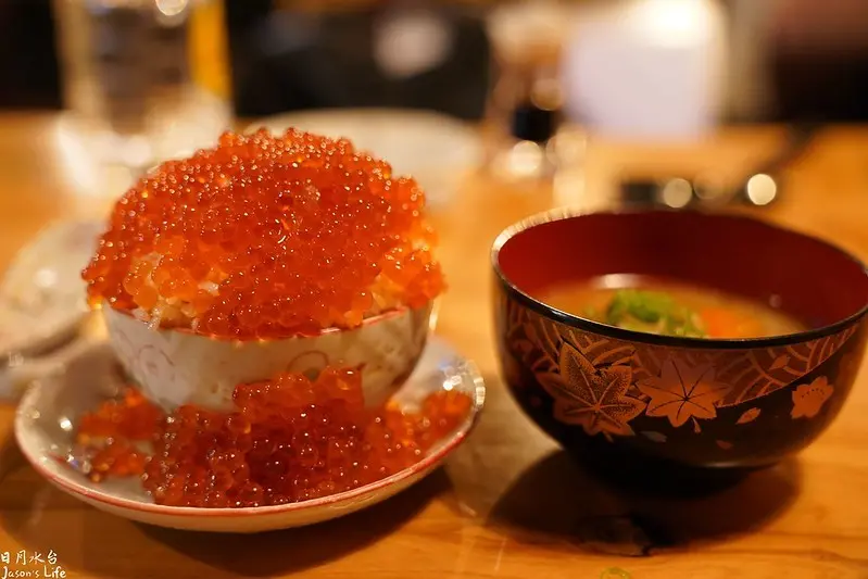 【台中西區│美食】日月水台−めいじ。日本人營業的道地居酒屋料理，營業至晚上12點，備長炭串燒，滿滿的鮭魚卵溢出來了