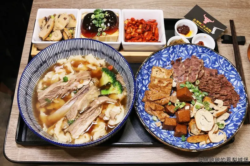 『台灣郎正宗牛肉麵』吉林路美食商圈，椒麻霜降肥牛拌麵、羊排麵、油潑抄手、手工水餃，菜單價位(捷運南京松江站)