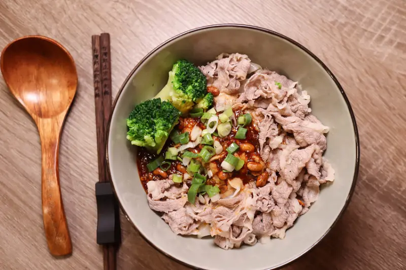 (松江南京站)中山區美食-台灣郎正宗牛肉麵,純正牛骨費心耗時三天熬煮的湯頭,多款創意牛肉麵,牛鞭麵,咖哩牛肉麵這邊都吃得到,中山區晚餐,宵夜