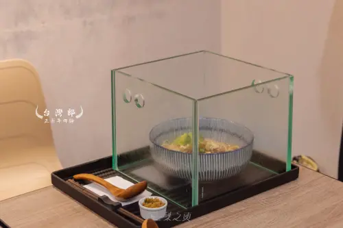 台灣郎正宗牛肉麵,熱油一潑,爆出傳統和新潮間的濃郁椒麻香氣