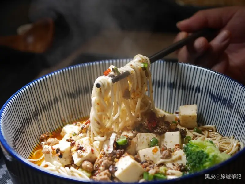 台灣郎正宗牛肉麵。台北美食│傳統美食、創新吃法，清爽輕甜的人氣牛肉麵 - 黑皮的旅遊筆記