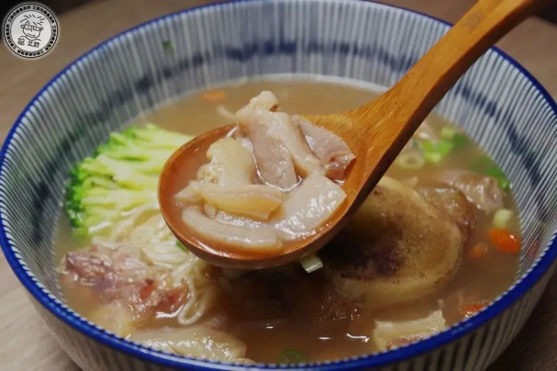 [牛肉麵]正宗（牛骨）熬煮72小時湯底的牛肉麵．真材實料加上創新手法一定要來嚐嚐看．台灣郎正宗牛肉麵