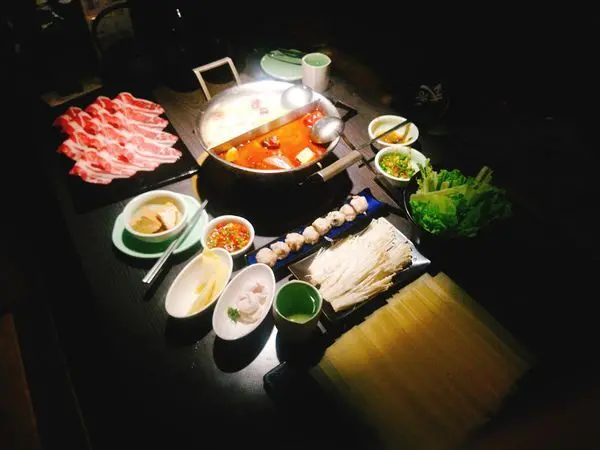 不吃火鍋會死啦!【這一鍋皇室秘藏鍋物】麻辣鴛鴦火鍋/板橋府中店/鍋底無限續/Cosplay一起來當如懿